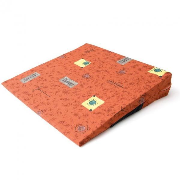 Dit is het rood/oranje zitkussen met een patroontje
