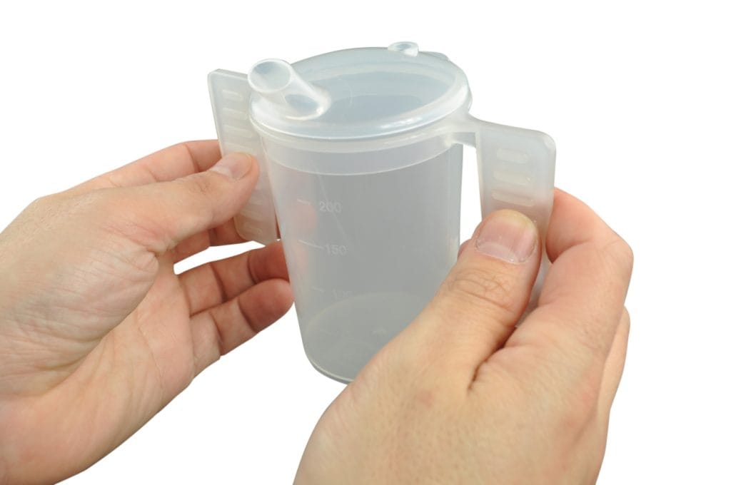 Drinkbeker met platte en lange handgrepen. Drinkbeker is uitgevoerd met tuitdeksel.