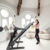 Loopband T2i van het merk Flow Fitness geschikt tot 180 kg. voorbeeld vrouw loopband inklappen