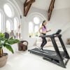 Loopband T2i van het merk Flow Fitness geschikt tot 180 kg. voorbeeld vrouw lopen