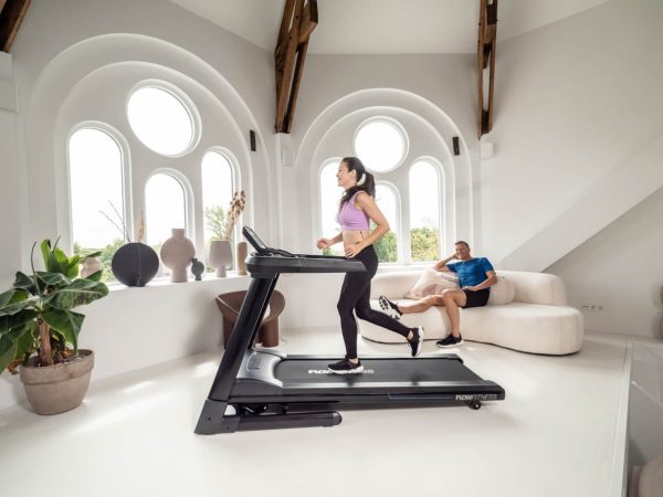 Loopband T2i van het merk Flow Fitness geschikt tot 180 kg. voorbeeld vrouw lopen