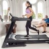 Loopband T2i van het merk Flow Fitness geschikt tot 180 kg. voorbeeld vrouw lopen