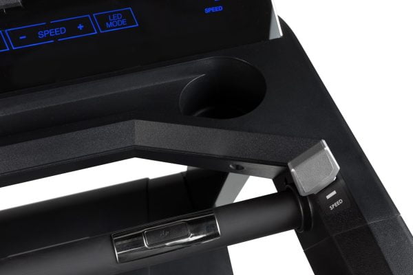 Flow Fitness loopband T3i kan tot een gewicht van 200 kg. Ingezoomd speedknop