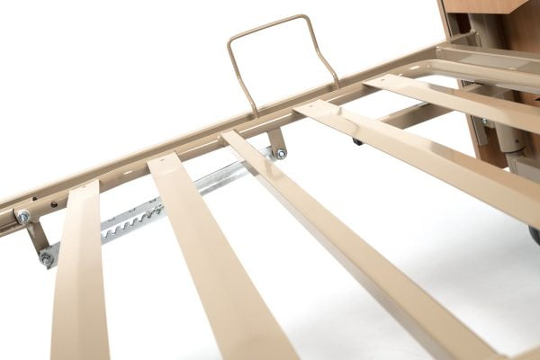 Hoog-laag bed van Vermeiren de Club in de kleur beuken en metalen lattenbodem.