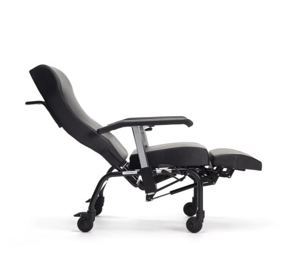 Normandie relaxstoel met zwenkwielen en duwstang in ligstand