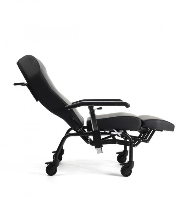 Normandie relaxstoel kleur zwart met wieltjes in ligstand