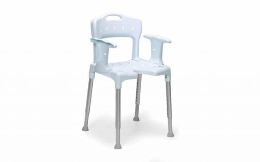 Douchestoel_Swiftincl.Rugleuning_Armsteun_blauw_thuiszorgwinkel.nl_V2942-2-1.jpg Door het unieke ontwerp zorgt de stoel voor stabiliteit, de vier zachte doppen in elke poot van de Swift passen zich aan de oneffenheden