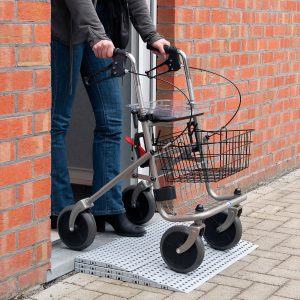 Drempelhulp om eenvoudig over drempels met rollator, rolstoel, scootmobiel etc.