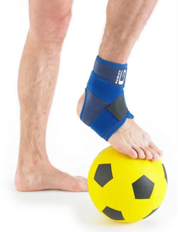 Neo G universele enkelbrace voor sport, werk en revalidatie op bal