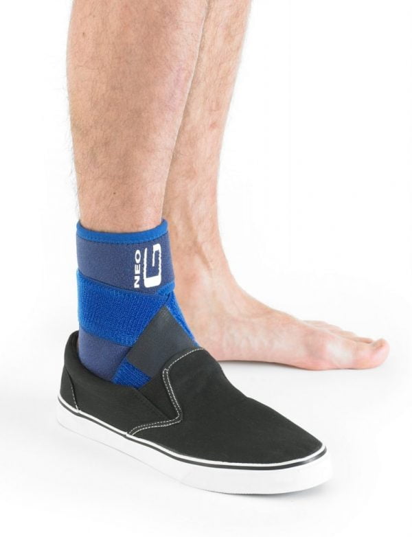 Neo G universele enkelbrace voor sport, werk en revalidatie voorbeeld in schoen
