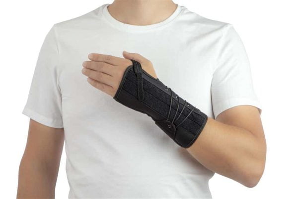 Polsbrace GM008 in de kleur zwart