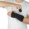 Polsbrace GM008 in de kleur zwart met eenvoudig strakte bepalen