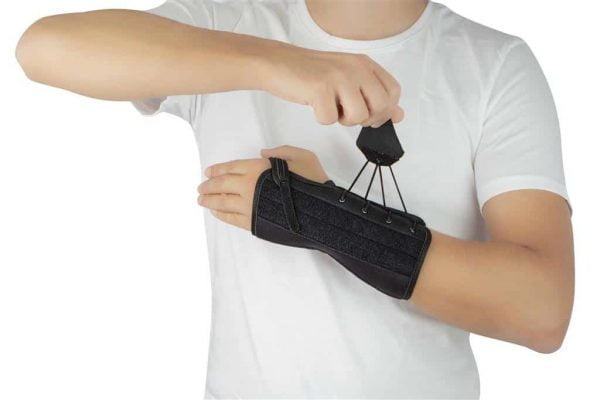 Polsbrace GM008 in de kleur zwart met eenvoudig strakte bepalen