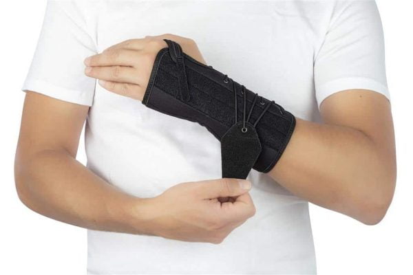 Polsbrace GM008 in de kleur zwart met klittenband