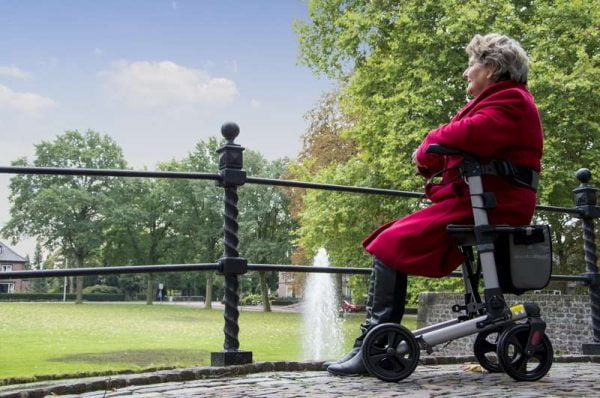 rollator Track 4.0 in de kleur champagne merk Wheezahead voorbeeld vrouw zittend