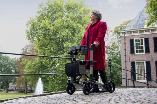 rollator Track 4.0 in de kleur champagne merk Wheezahead voorbeeld vrouw lopend