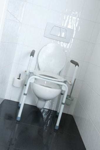 Toiletverhoger_Stacy_2in1_ToiletstoelEnVerhoger_thuiszorgwinkel.nl_VBStacy_1.jpg 2-in-1-stoel Stacy wordt gebruikt als toiletstoel en toiletsteun. over toilet