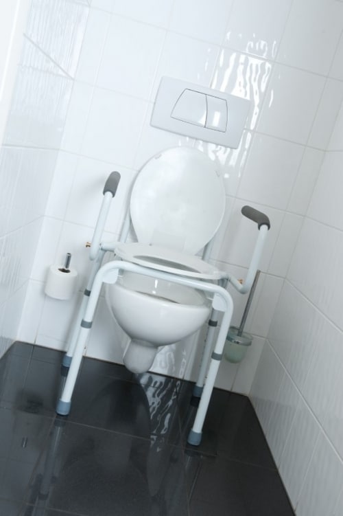 2-in-1-stoel Stacy wordt gebruikt als toiletstoel en toiletsteun. over toilet