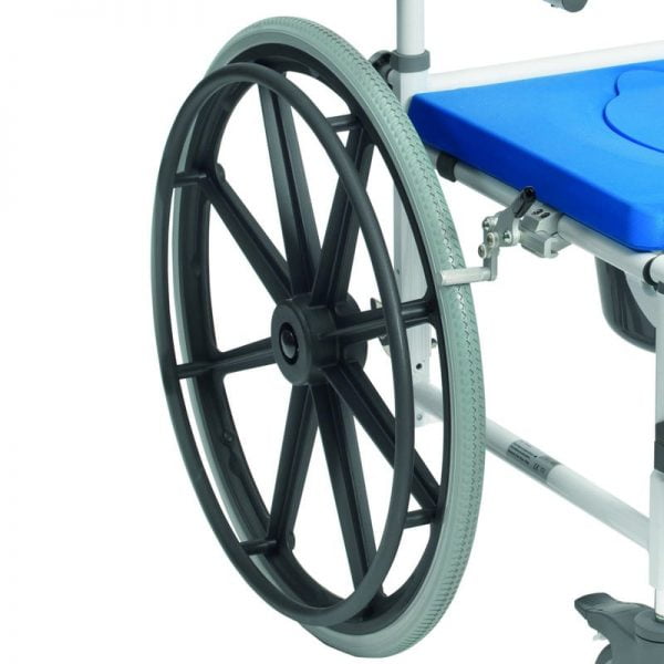Douche-toiletrolstoel Aston 24, zelf beweegbaar met 24” wielen met hoepel van het merk Drive grote wiel