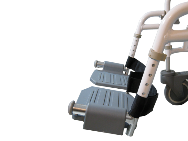 douche- toiletrolstoel DuoMotion van het merk Drive met 4x 5" wielen en voetsteunen