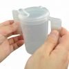 Deze drinkbeker heeft lange en platte handgrepen. Tevens heeft deze drinkbeker 2 twee tuitdeksels