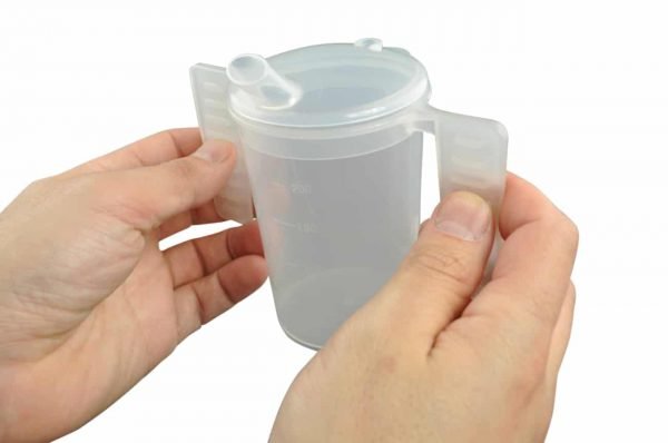 Deze drinkbeker heeft lange en platte handgrepen. Tevens heeft deze drinkbeker 2 twee tuitdeksels