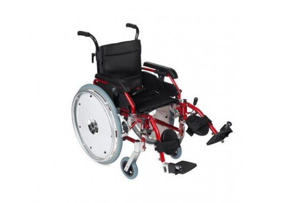 Kinderrolstoel in de kleur rood met comfort beensteunen
