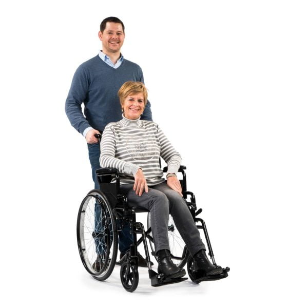 Multimotion M1 basisrolstoel kleur zwart met vrouw
