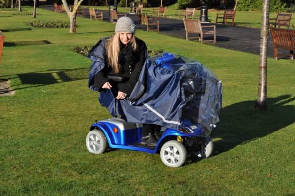 Scootmobiel regenponcho in 2 maten met een rits om makkelijk uit te stappne