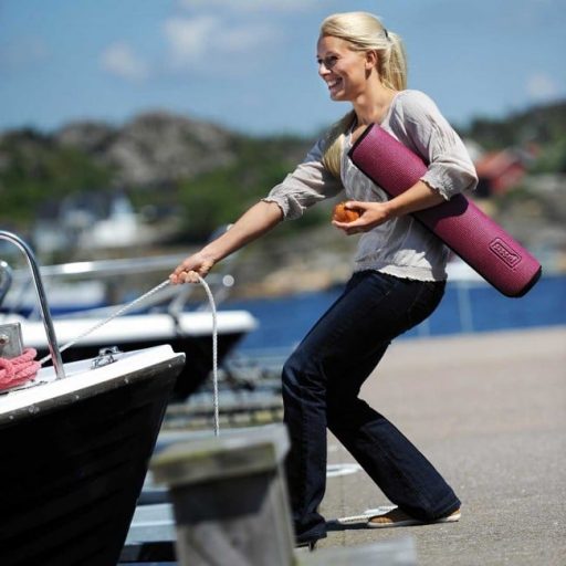 pilates en yoga mat in de kleur bordeaux eenvoudig op te rollen om mee te nemen