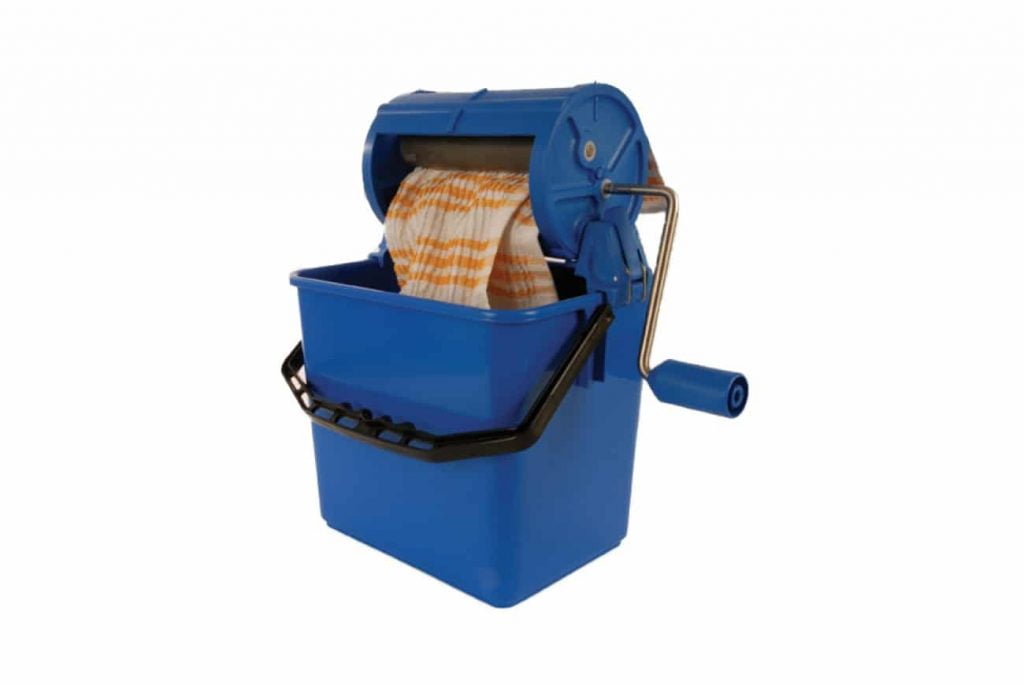 wringer met emmer in de kleur blauw
