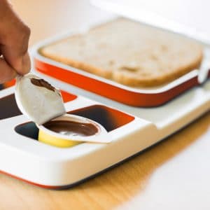 multifunctioneel bord zodat u eenvoudig met 1 hand kunt eten. Voorzien van opberkvakjes zodat producten eenvoudig kunt openen en niet kunnen wegglijden