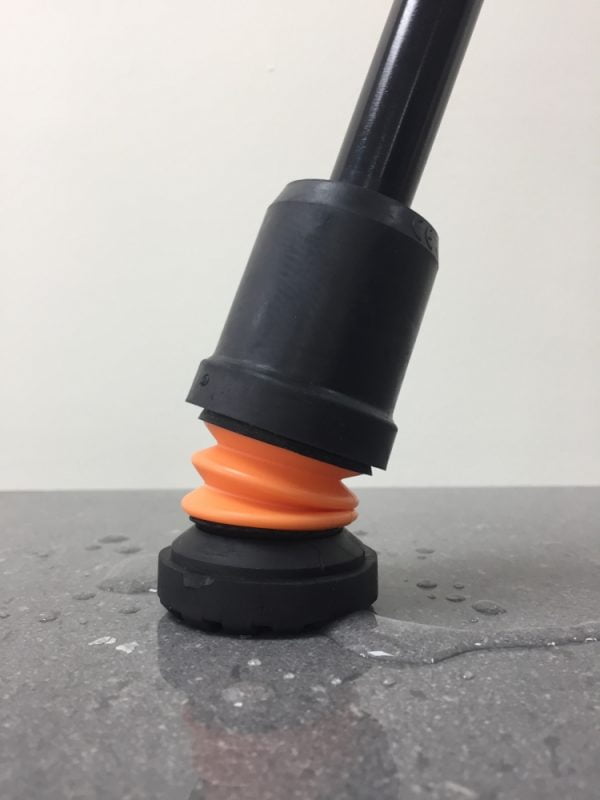 Flexyfoot dop voor wandelstok voor meer grip tijdens wandelen in kleur zwart met flexibiliteit aan onderzijde