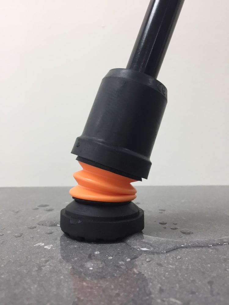 Flexyfoot dop voor wandelstok voor meer grip tijdens wandelen in kleur zwart met flexibiliteit aan onderzijde