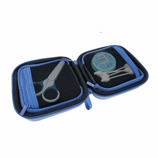 pillbase baby mini travel case is een reistasje om alle nodige artikelen voor medicatie en verzorgingsproducten om mee te nemen in de kleur blauw met afgeschermde vakken