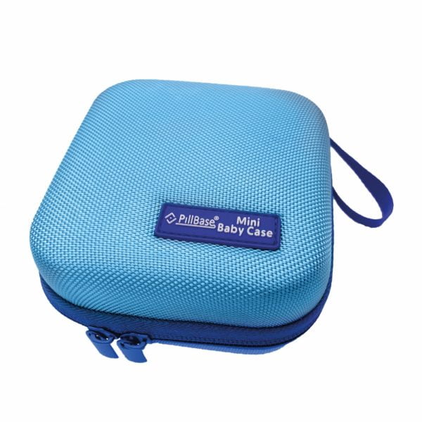 pillbase baby mini travel case is een reistasje om alle nodige artikelen voor medicatie en verzorgingsproducten om mee te nemen in de kleur blauw