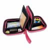 pillbase baby mini travel case is een reistasje om alle nodige artikelen voor medicatie en verzorgingsproducten om mee te nemen in de kleur roze opengeklapt met voorbeeld producten