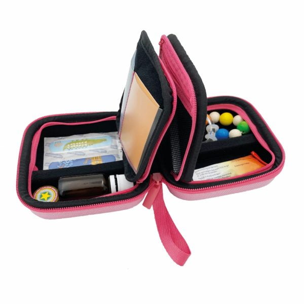 pillbase baby mini travel case is een reistasje om alle nodige artikelen voor medicatie en verzorgingsproducten om mee te nemen in de kleur roze opengeklapt met voorbeeld producten