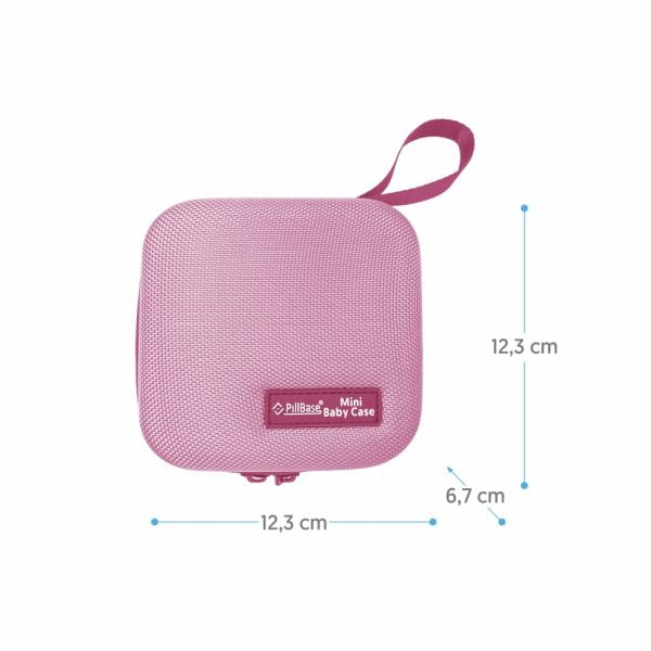 pillbase baby mini travel case is een reistasje om alle nodige artikelen voor medicatie en verzorgingsproducten om mee te nemen in de kleur roze met de afmetingen erbij vermeld