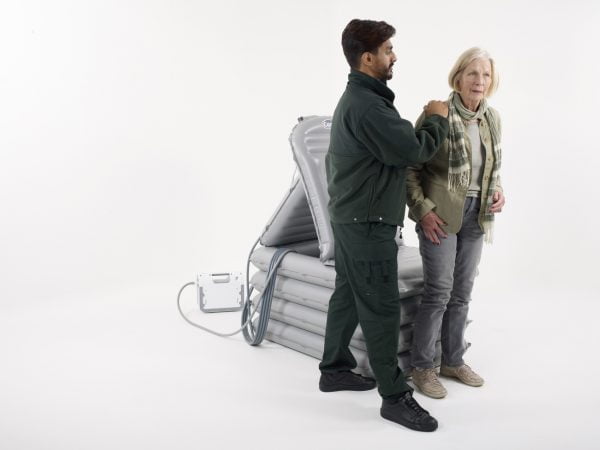 Tilkussen Camel met accu voor eenvoudig optillen van patient van de grond stap 3