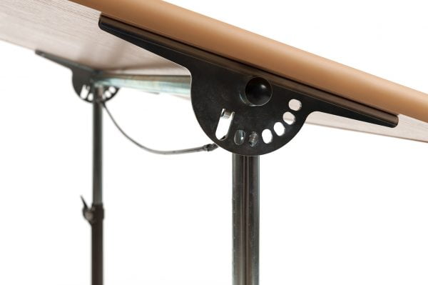 Stoelleestafel van het merk Vermeiren in de kleur beuken en tafelblad is kantelbaar