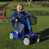 regenponcho met mouwen van het merk Splash voorbeeld scootmobiel