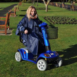 regenponcho met mouwen van het merk Splash voorbeeld scootmobiel