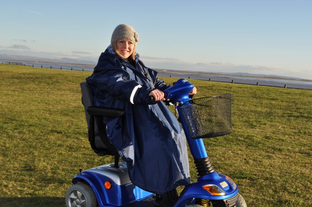 regenponcho met mouwen van het merk Splash voorbeeld scootmobiel