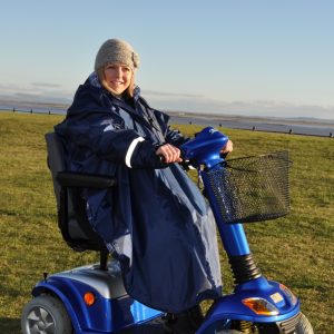 regenponcho met mouwen van het merk Splash voorbeeld scootmobiel