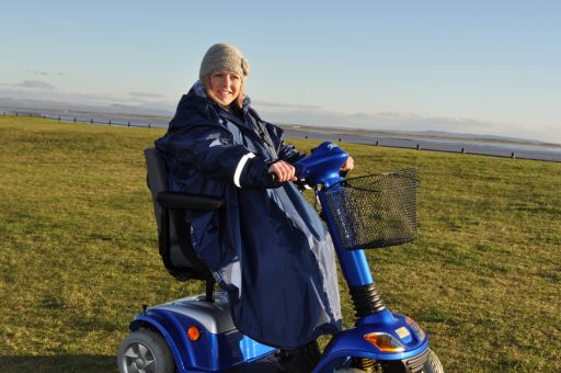 regenponcho met mouwen van het merk Splash voorbeeld scootmobiel