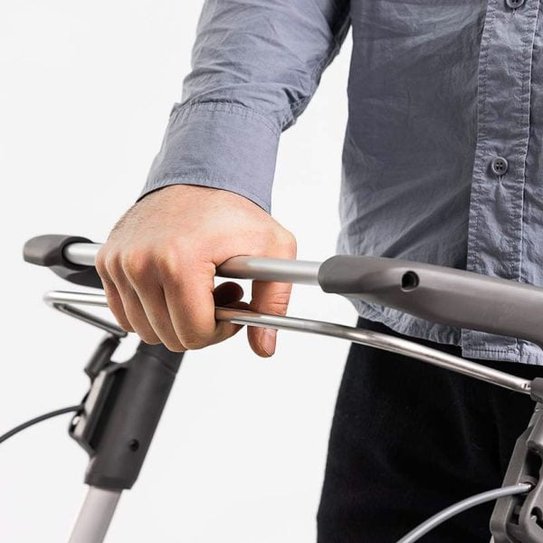 Binnenrollator Hestia van Topro voor binnenshuis met stevige rem