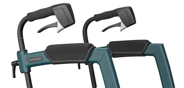 Rollz Motion Performance 2.1 inklapbare rollator & transportrolstoel in één. Met luchtbanden en te verkrijgen in 2 kleuren: Rood en Groen. Detail voor handvat.