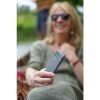 Doro 8100 van thuiszorgwinkel waar een vrouw een telefoon in d'r hand