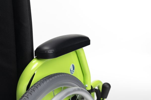 Kinderrolstoel Jazz S50 kids in de kleur appelgroen met opklapbare armleuningen
